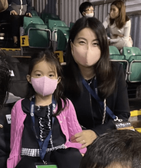 霍启刚携家人看球赛 女儿优雅气质像郭晶晶-搜狐大视野-搜狐新闻