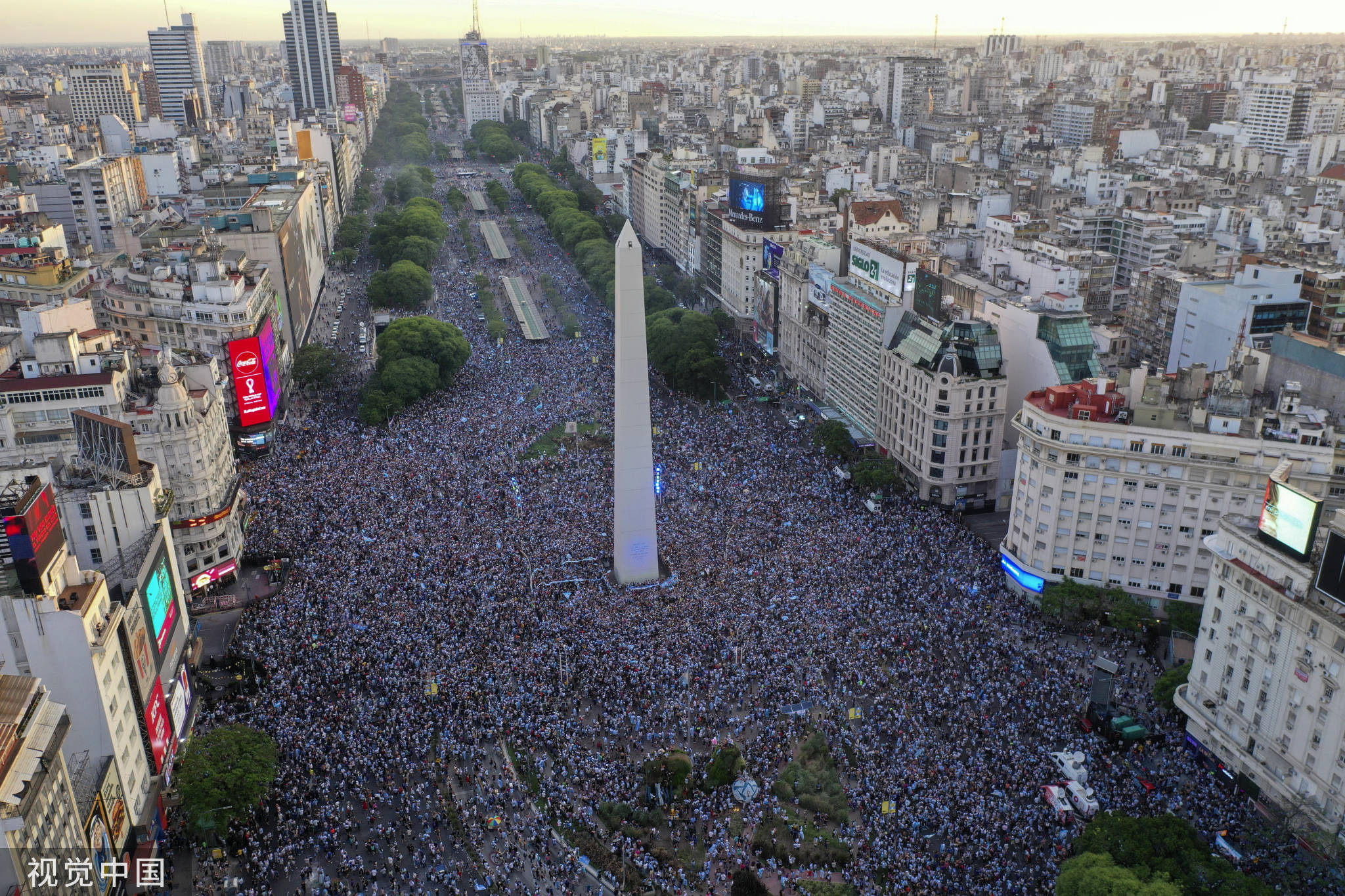 震撼阿根廷首都球迷欢呼雀跃街头人山人海图