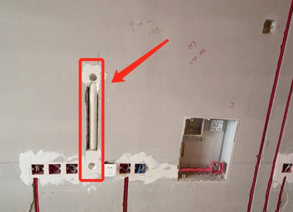 二,电视背景墙提前预埋一根50管,方便把电视所有的线都隐藏起来,干净