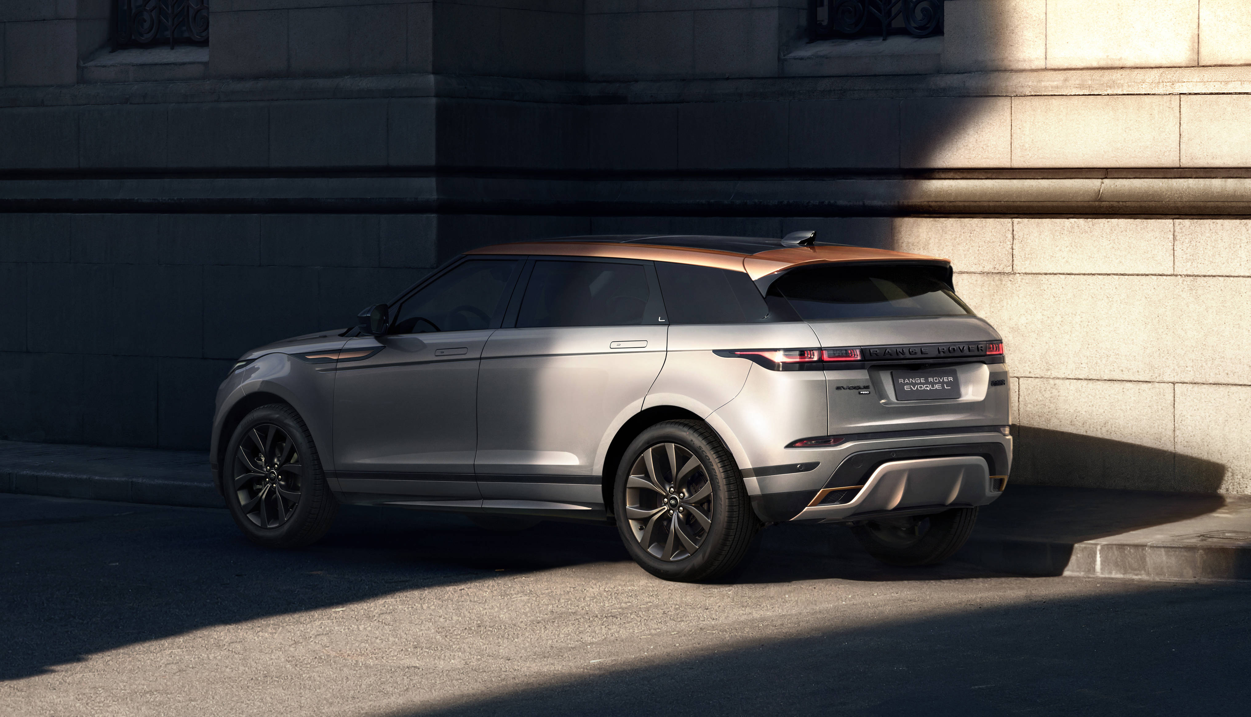 既要在传承揽胜极光车型独具特色的线条和设计的同时,又要通过加长