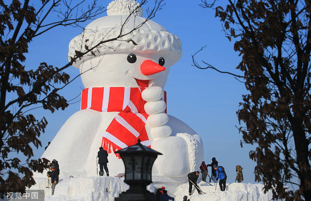 哈尔滨:18米大雪人亮相 戴帽子围围巾手拿糖葫芦-搜狐大视野-搜狐新闻