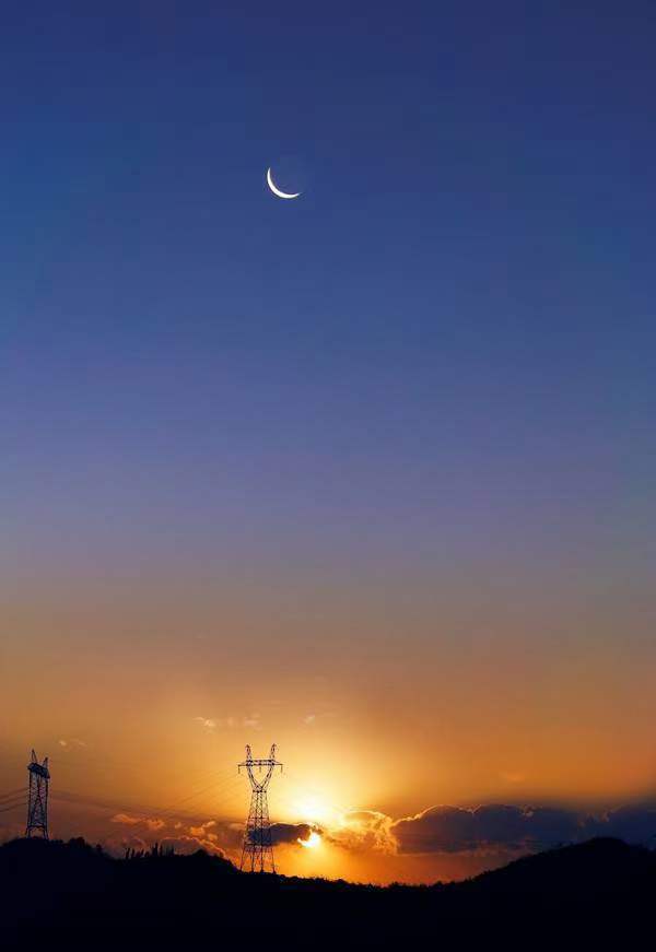 日月光阴已经迷恋上你的眼睛告诉我你最爱的名字白天金光灿灿夜晚皎洁