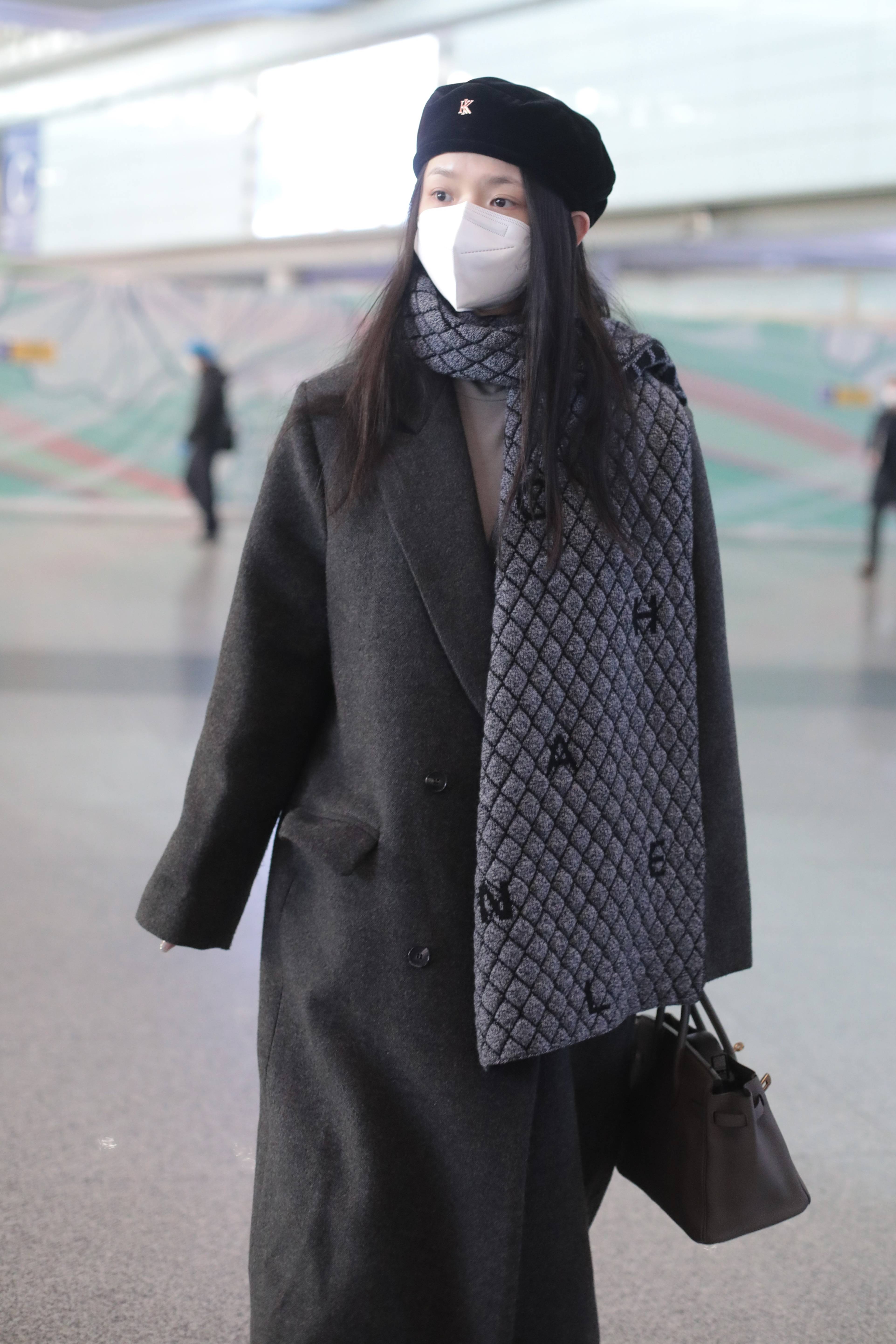 林允穿毛呢大衣现身机场 大围巾搭在肩上显优雅-搜狐大视野-搜狐新闻