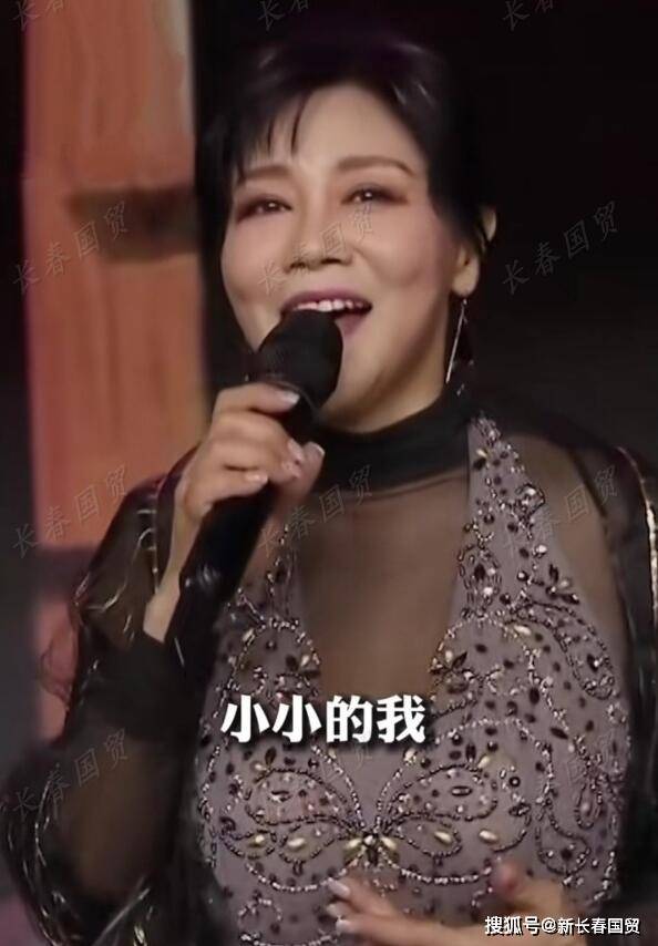 她昔时力压韦唯毛阿敏夺冠，现在59岁重返歌坛，身段发福分量照旧