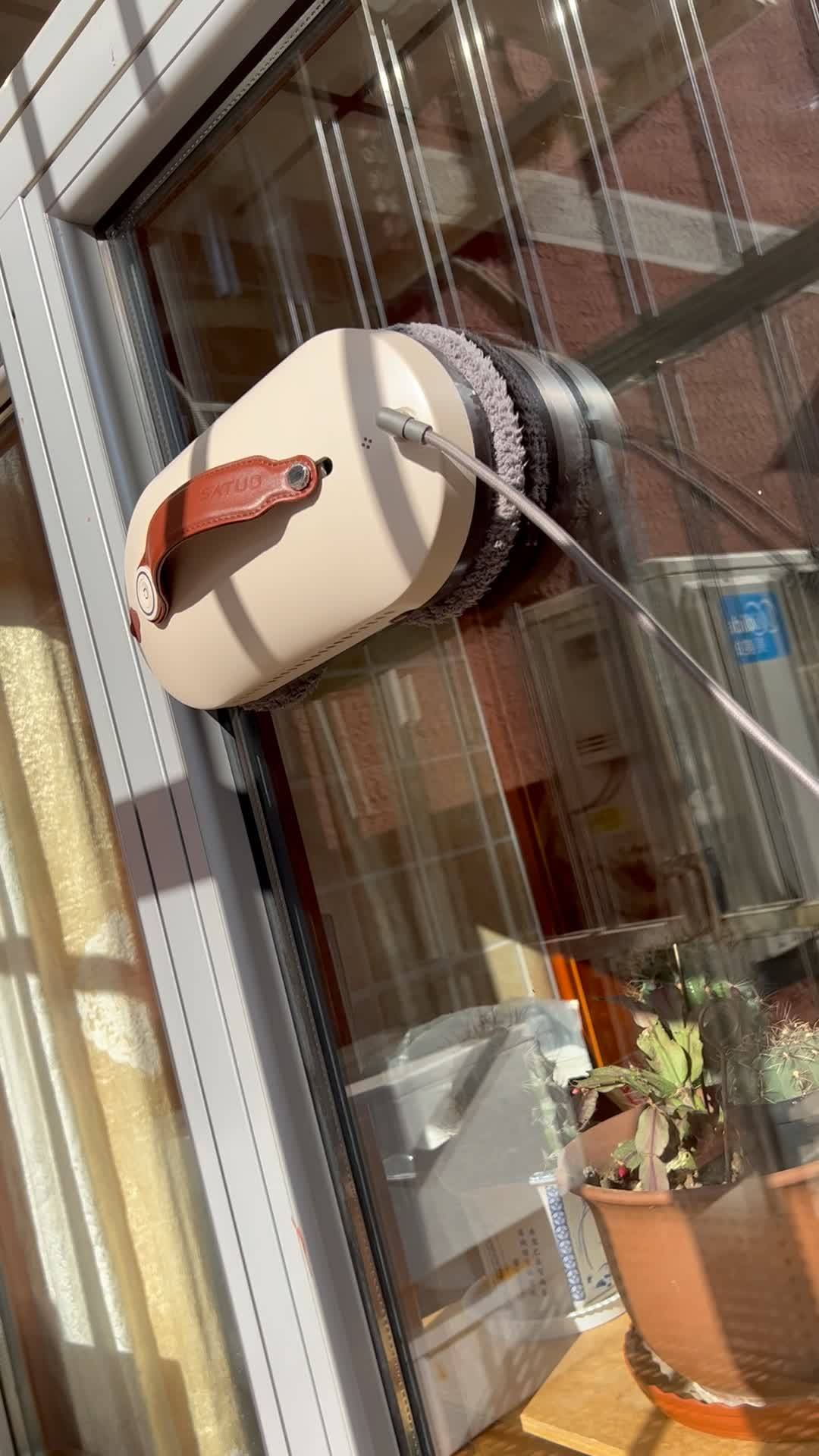 洒拖派擦窗机器人是通过吸力吸附擦拭的,光滑的平面都可以擦拭.