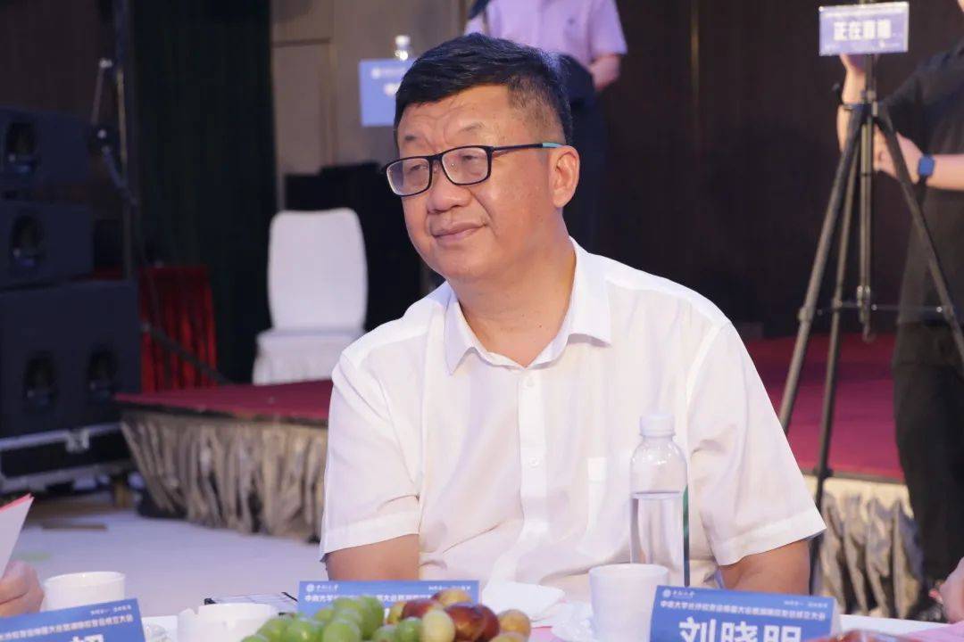 晚会在长沙茉莉花大酒店隆重举行,中南大学长沙校友会名誉会长杜远明