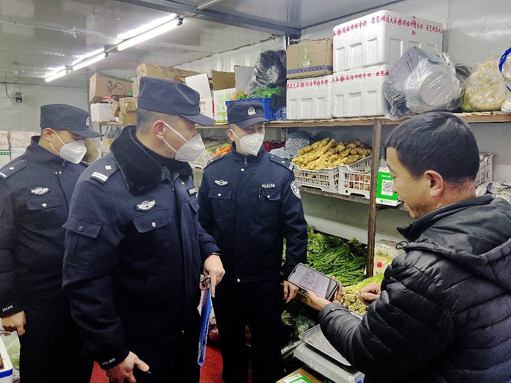 哈尔滨市公安局平房分局食药环侦大队开展春节前年货市场食品安全检查