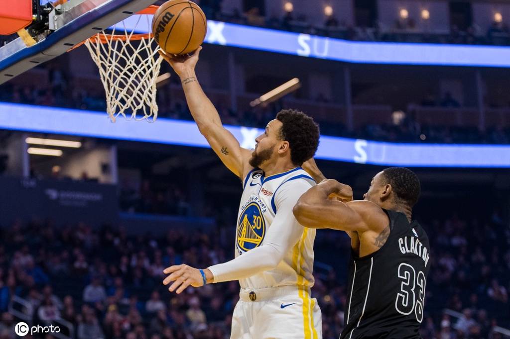 从欧文到库里解析两位传奇后卫的篮球哲学与技术演变