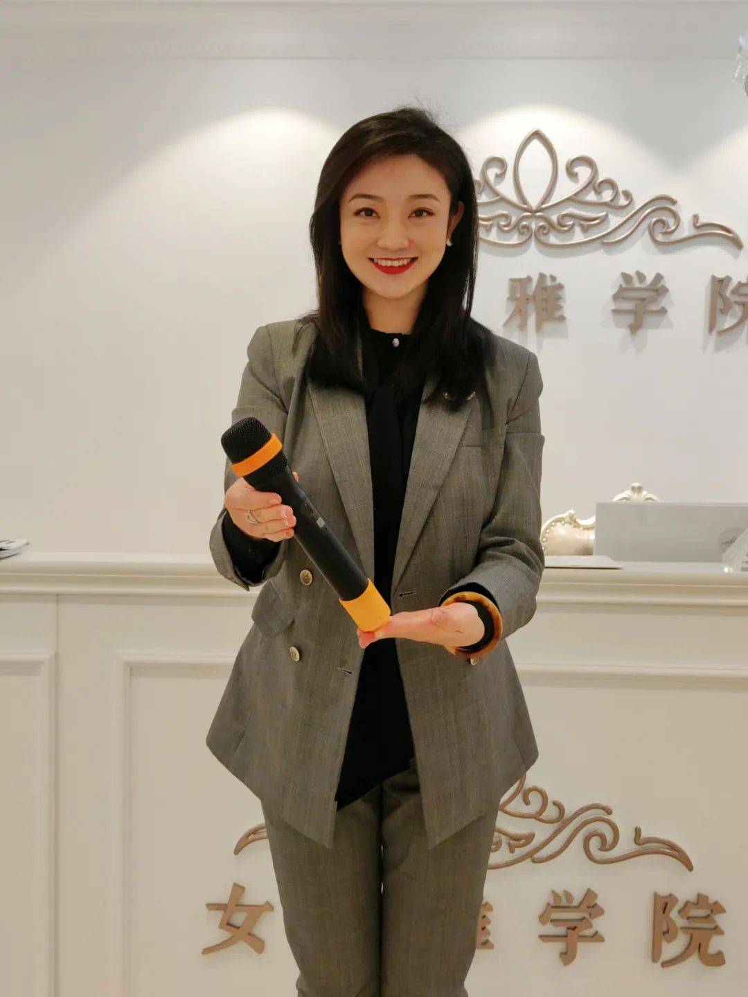 递接话筒的手部细节女子雅学的礼仪课程从个人素养出发,着手生活中的