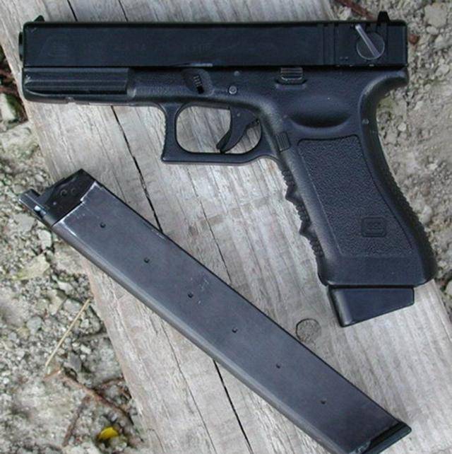 第一集开始,抓捕崔妮蒂的时候,4个警察拿着的就是格洛克17手枪.