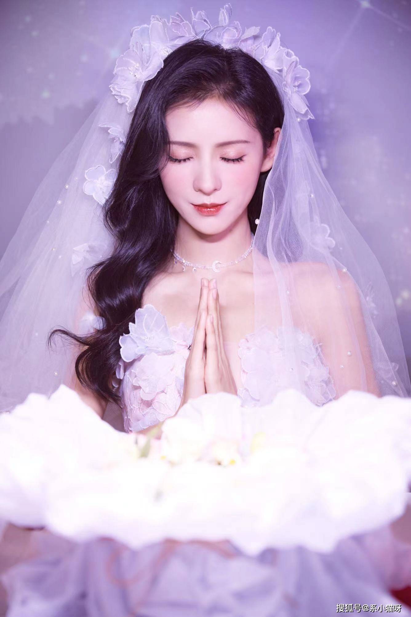 张予曦身穿抹胸连衣裙，娇美迷人如同仙女-搜狐大视野-搜狐新闻