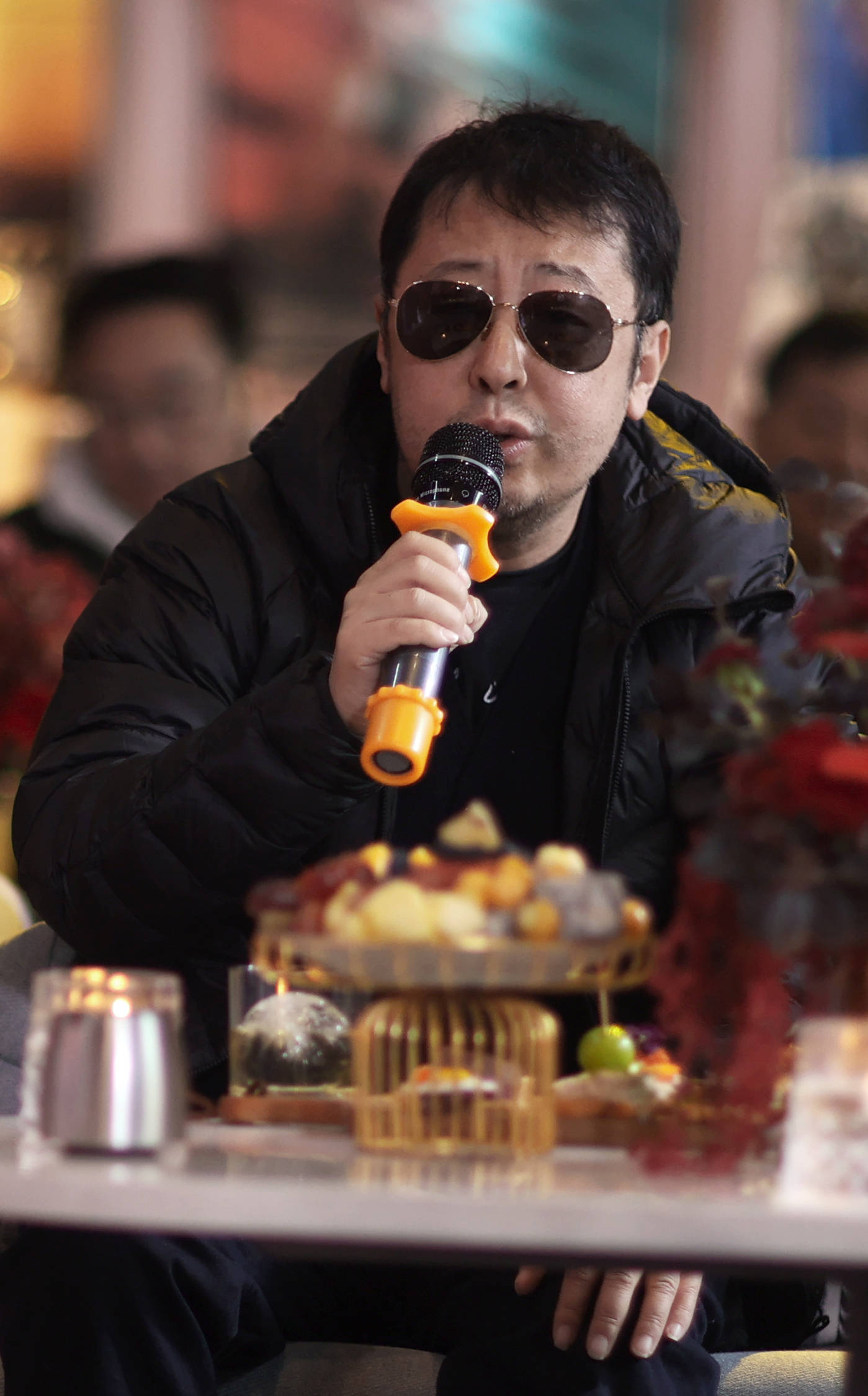 何平导演追思会在京举办 众多亲友到场以特别方式送别侠客朋友