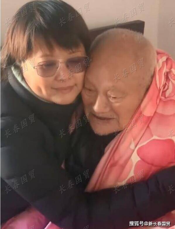 51歲袁立罕見現身,與百歲老人合影身材發福變化大 5 9fff2332542848bcb4a8ca3c79ebfcbe