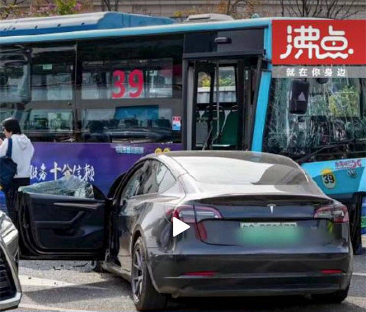 一特斯拉Model 3起步后径直撞向公交车 事故原因有待调查_搜狐汽车_搜狐网