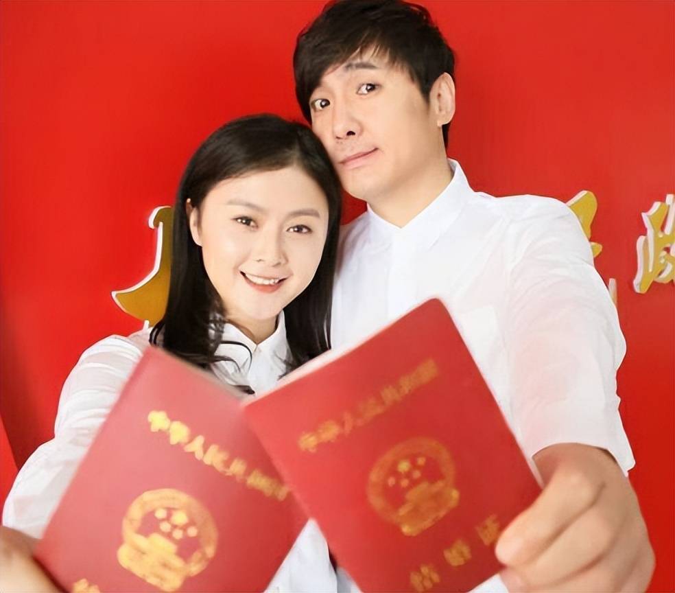 沈腾带老婆王琦参加婚礼 夫妻恩爱力破婚变传言