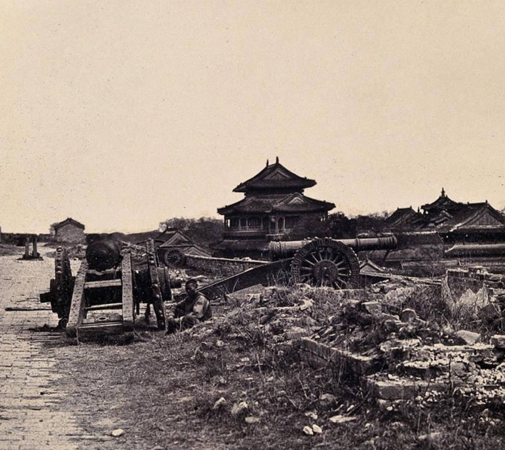 晚清咸丰年间老照片:太监们誓死守护的圆明园,巍峨的西黄寺塔!