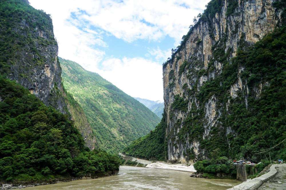 介绍雅鲁藏布大峡谷图片