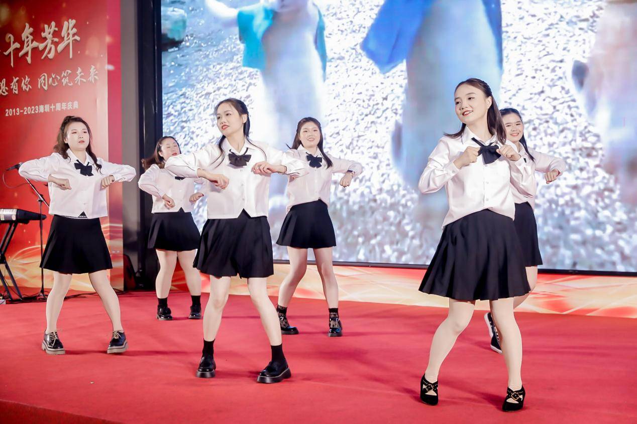 节目表演:歌曲《不再犹豫》 表演者:逊克海洋在过去的十年中,一路走来