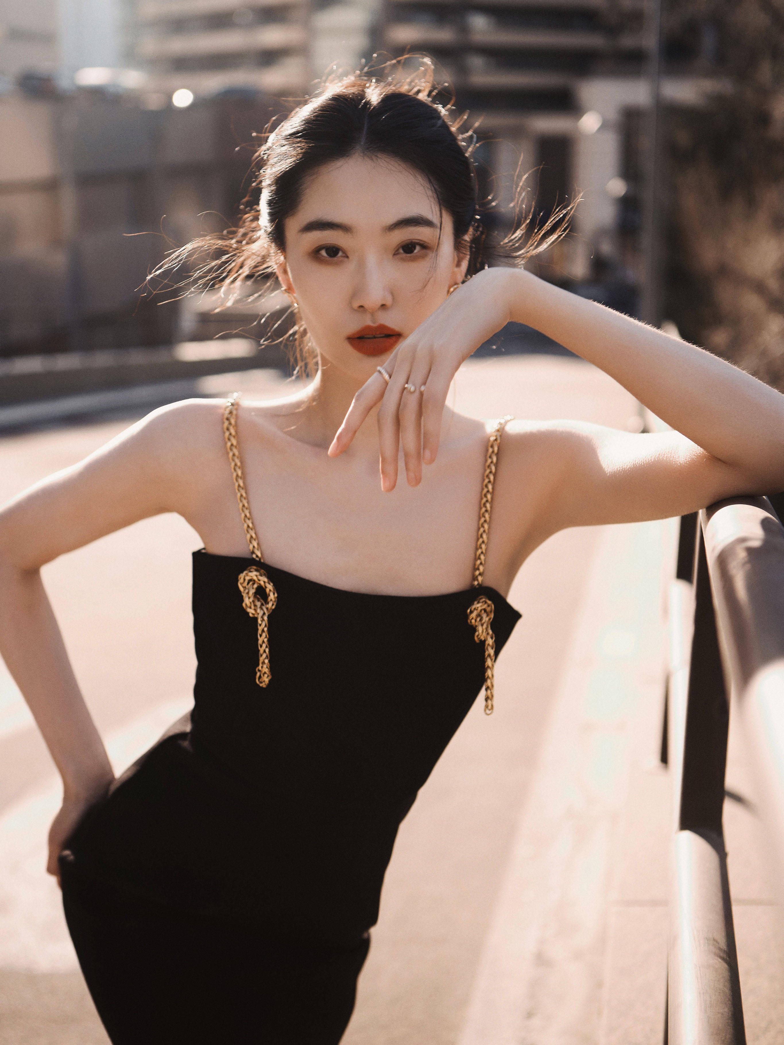 陈碧舸身着 st john 2023度假系列链条吊带黑色礼服