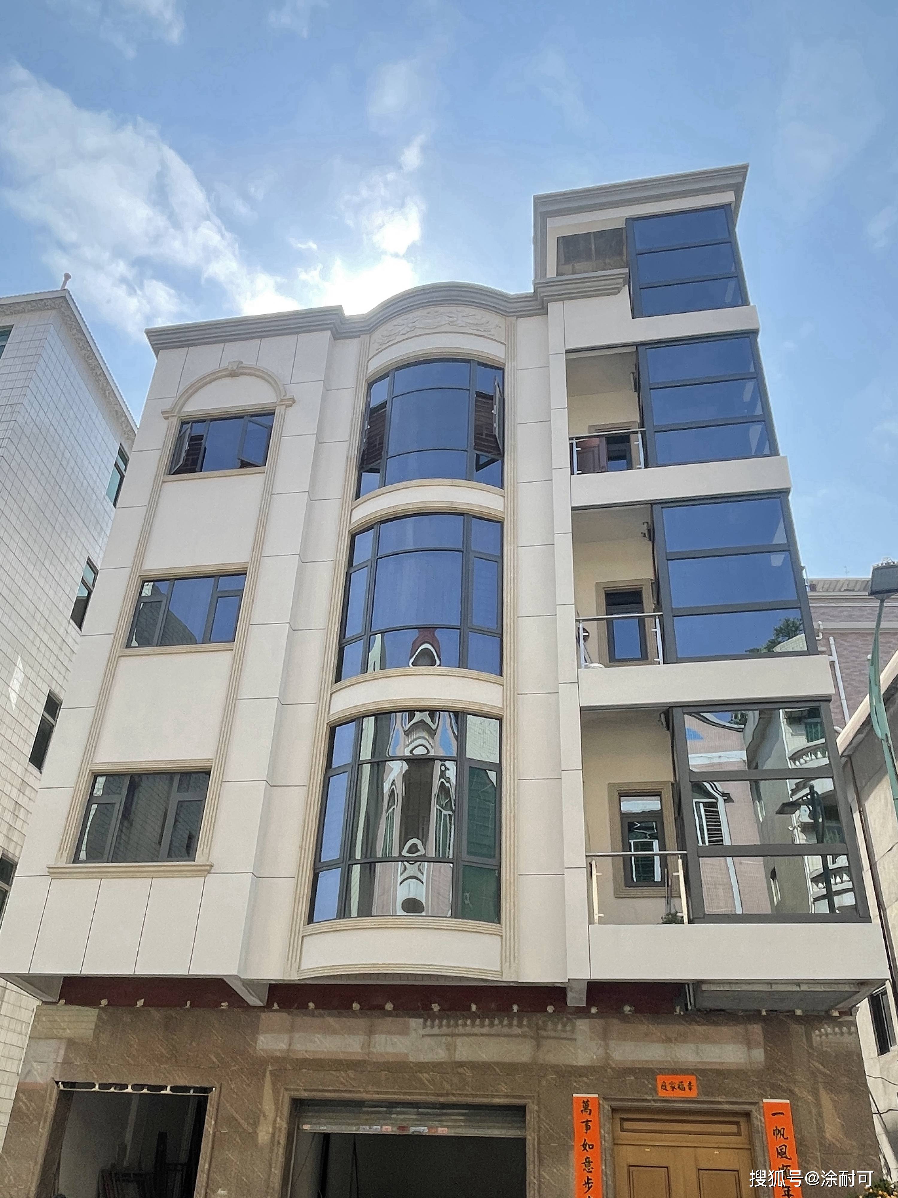 南方小镇临街自建房,外立面涂耐可托莱多晶彩石,建筑主体银河白大面