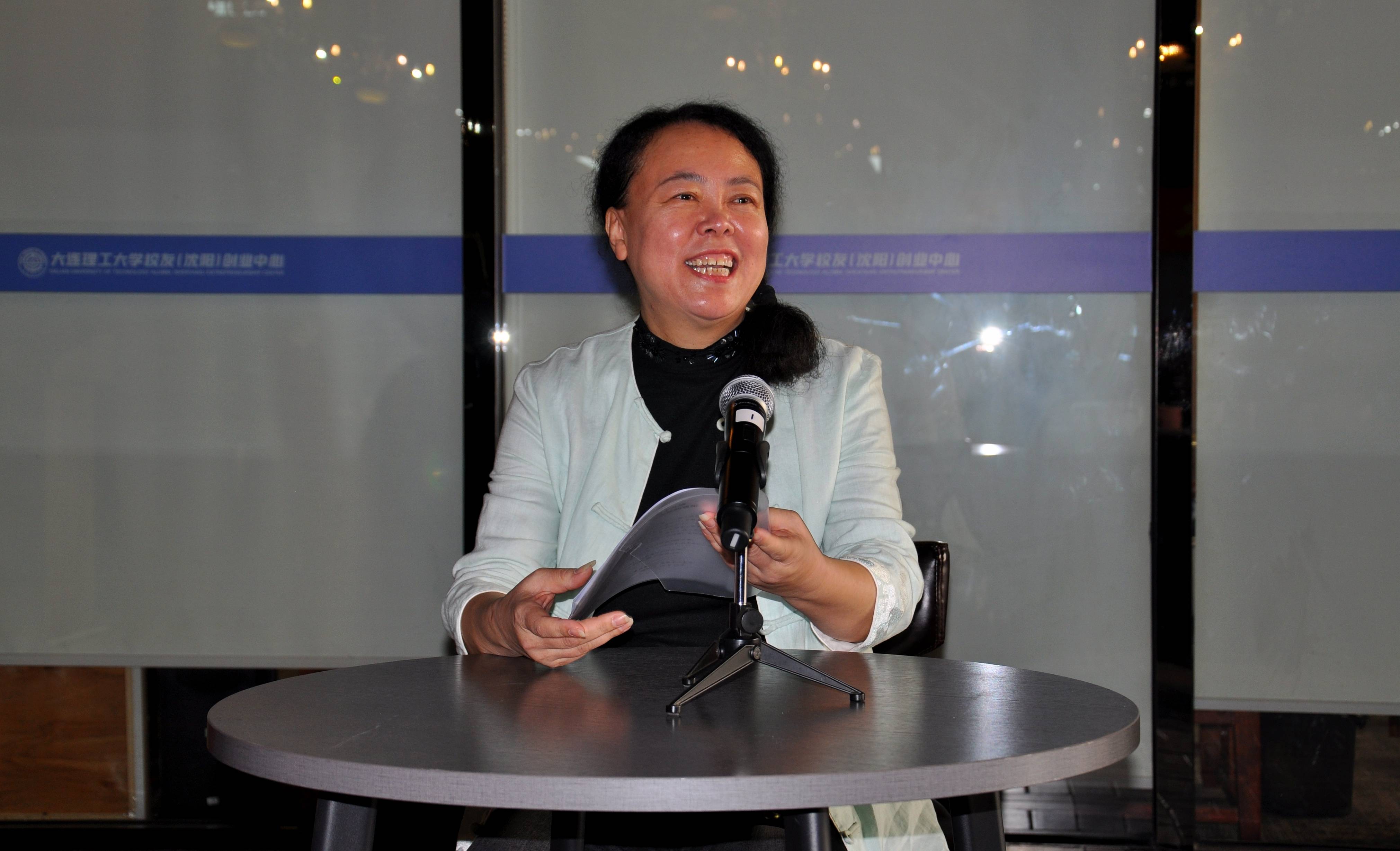 刘春虹部长代表市委会向全市女会员致以节日问候.