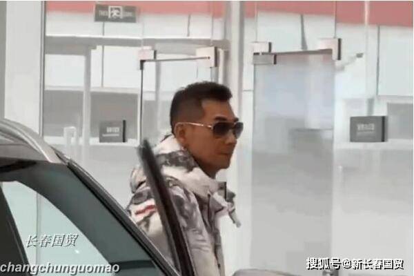 网友4S店偶遇赵文卓买车，戴墨镜现身帅气随和，毫无明星架子