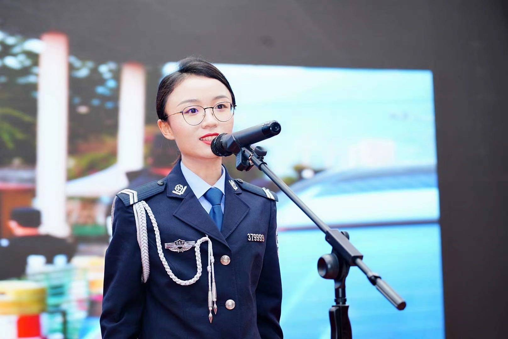 德宏边境管理支队梁河边境检查站的赵新月就是内勤民警中的一员,对待