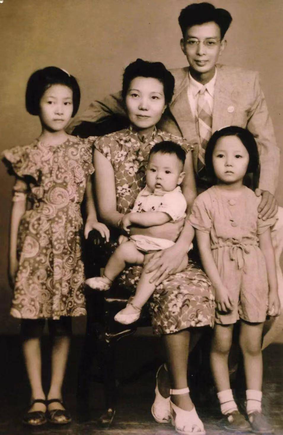 杨苡与巴金,沈从文,穆旦,萧乾,吴宓等人的接触,一个小女孩没有什么惊