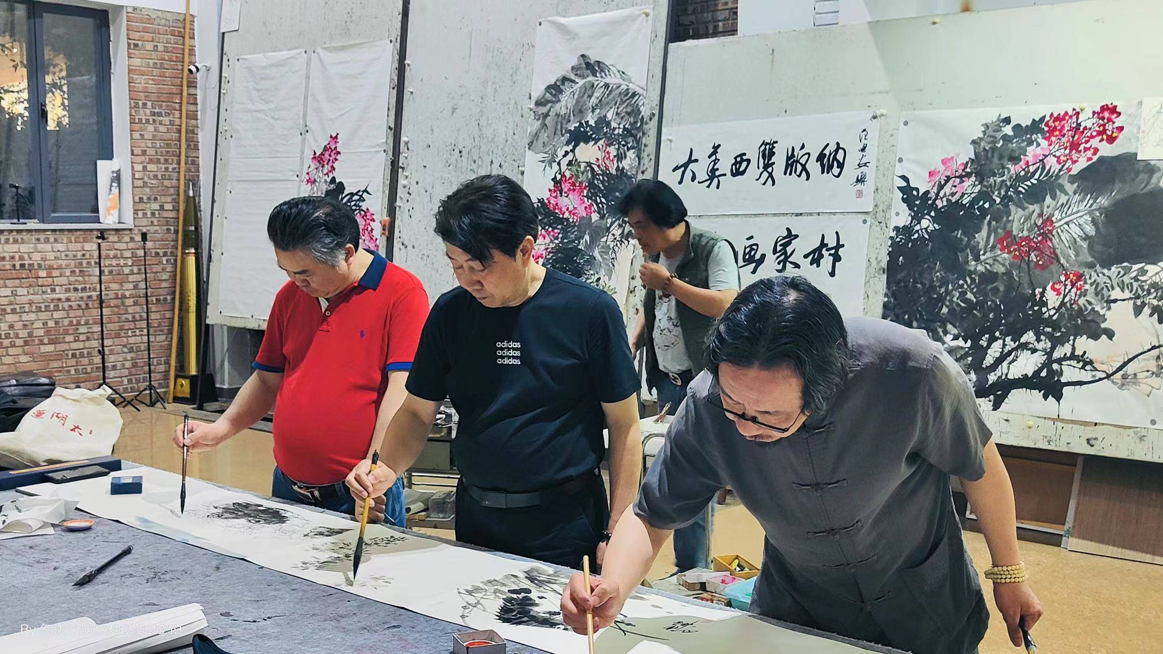 此外,两位"吴中文化使者"还来到当地勐仑中学,为师生们介绍了吴中的