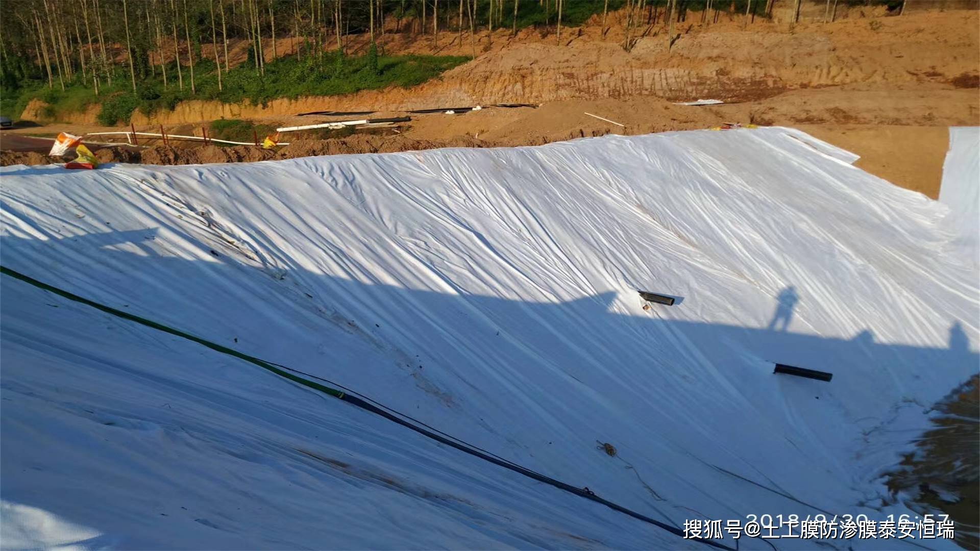 在人工湖建设的时候人工湖防渗膜是防渗工程的主要材料,合理的施工加