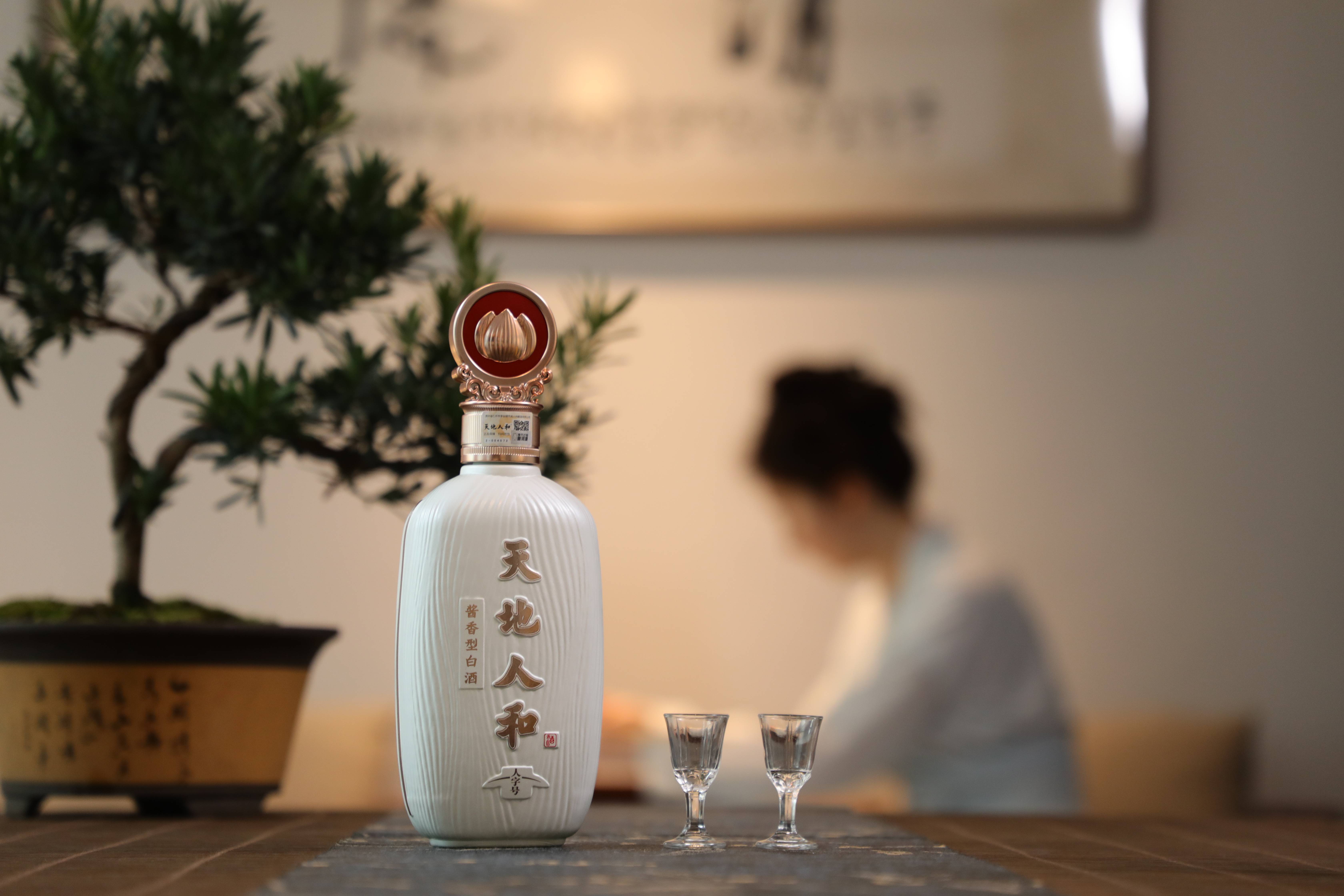 延伸阅读:天地人和酒业的前身是始创于1979年的银滩酒坊,也是茅台镇为