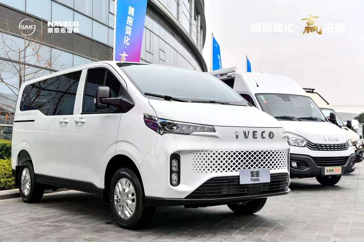 依维柯聚星的车身轮廓和上汽大通新途v70相同,车身的侧面细节也相同