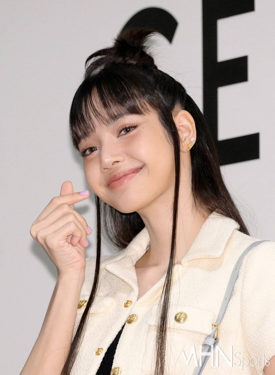 Lisa白色高腰西装造型出席活动 花式比心甜美可爱-搜狐大视野-搜狐新闻