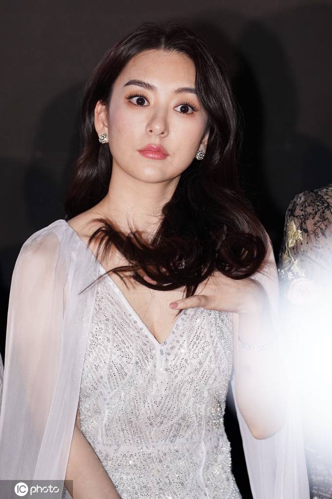 "天王嫂"方媛出席上海时装周看秀-搜狐大视野-搜狐新闻