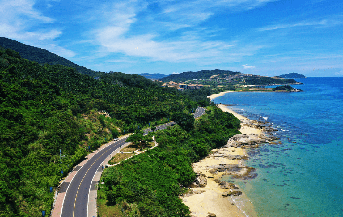 拥有海南最美的海景公路(乌场湾——石梅湾),全长30公里,形成全国最长