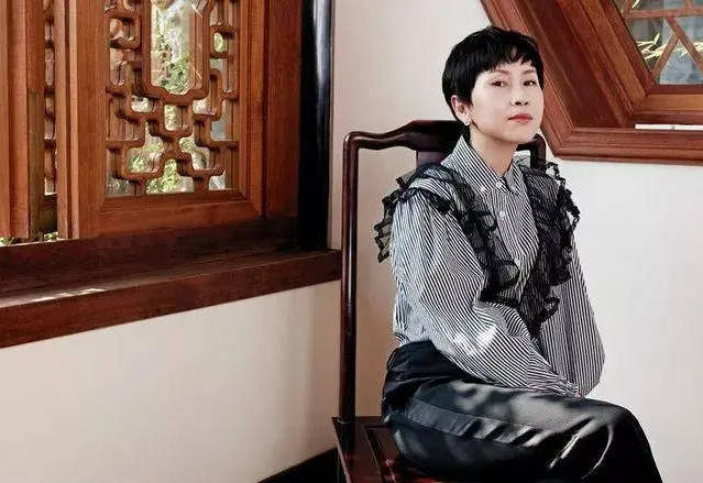 刘阅微在文中讲述了被免职经过,称时尚杂志社ceo提出要兼任cosmo主编