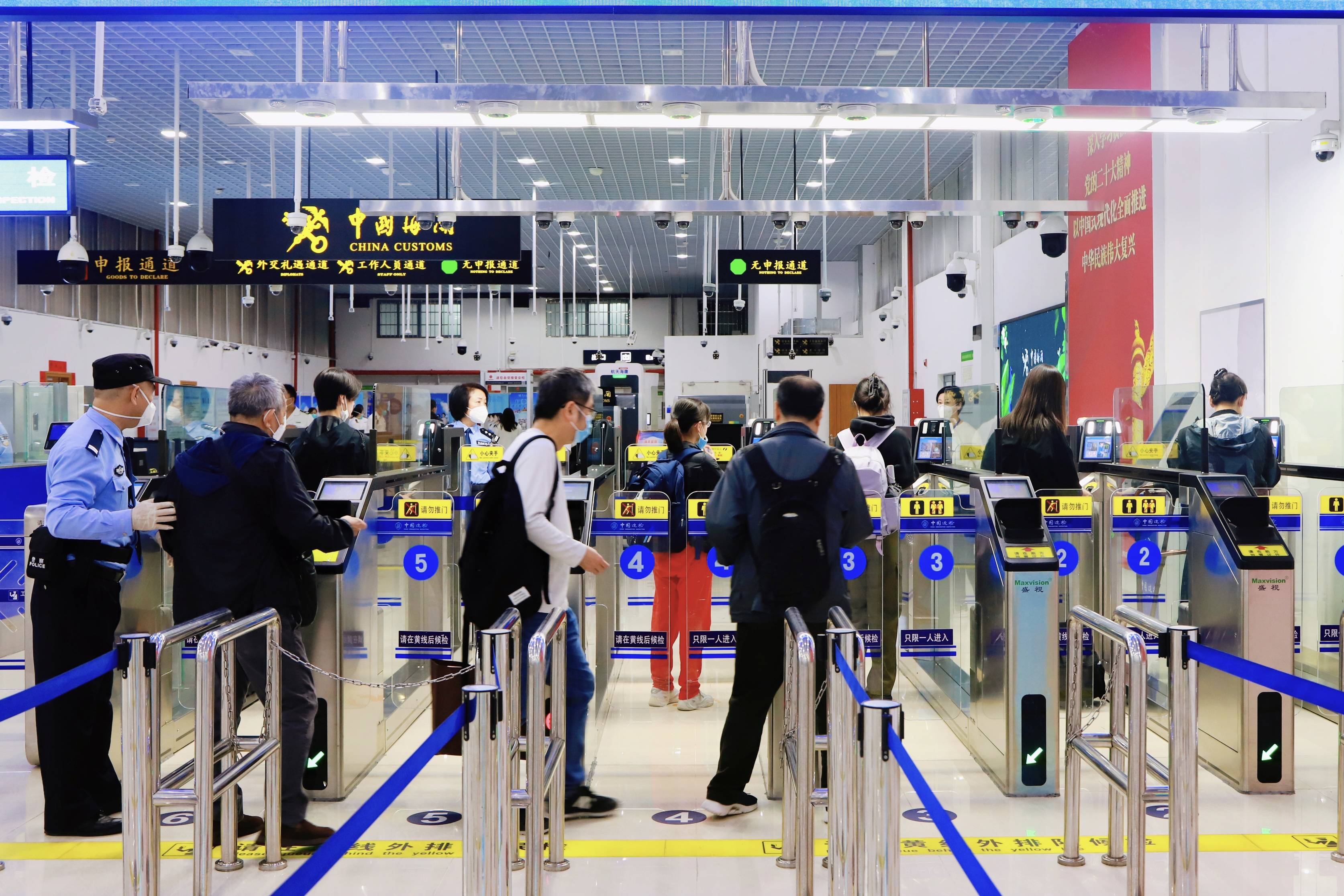 珠海九洲港口岸增开50个出入境航班应对清明期间客流叠加高峰_通关