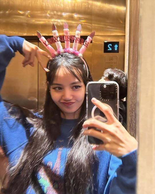 blackpink成员lisa晒自拍照 头戴生日发箍嘟嘴超可爱