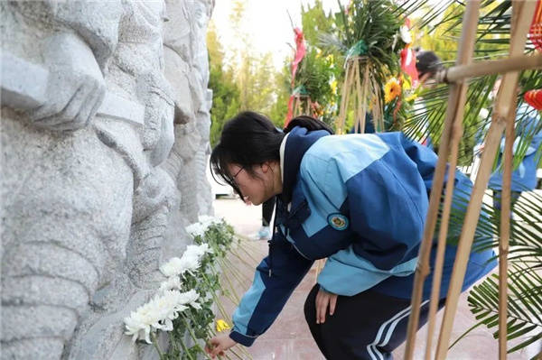 淮安市新马高中清明组织祭扫烈士墓活动 (图2)