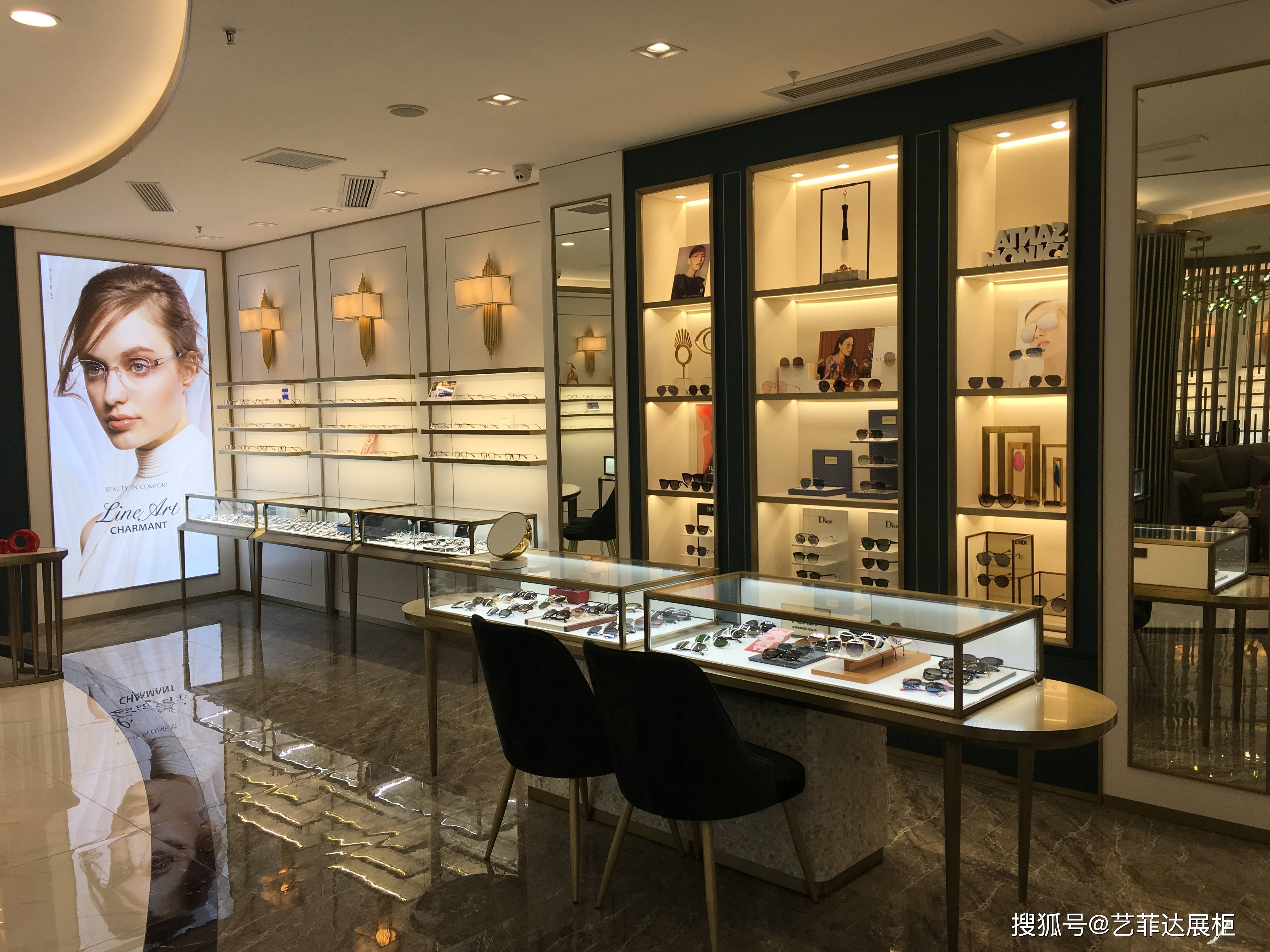 眼镜展柜高柜下面所带的低柜能放两层商品.