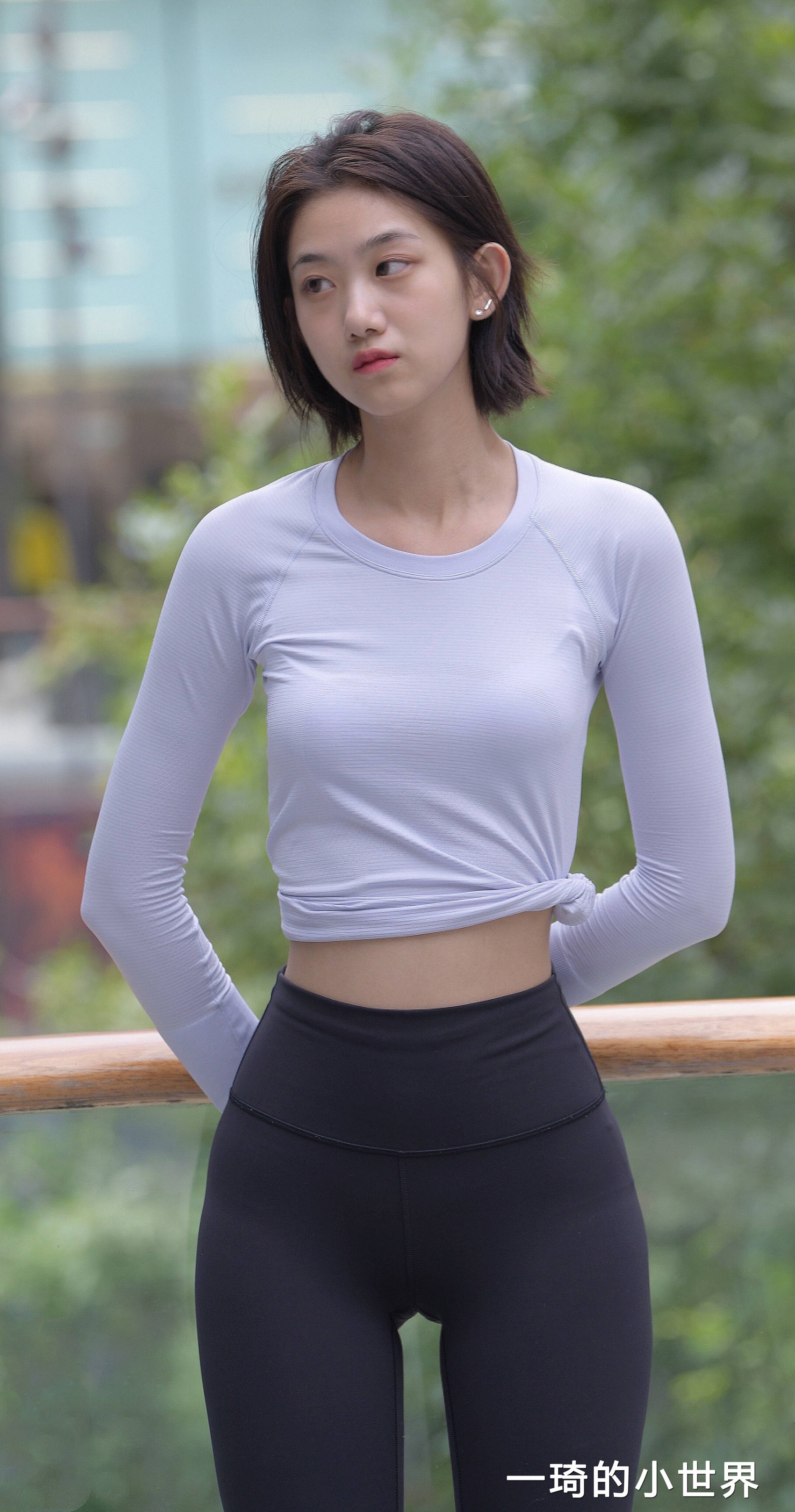 一件简单的长袖t恤和紧身瑜伽裤组合,可以通过简单的穿搭技巧来突出