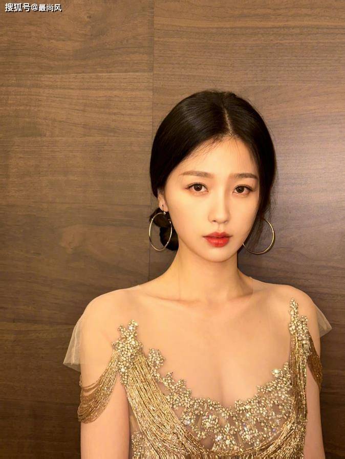 虞书欣现在穿衣真是越来越大胆了!