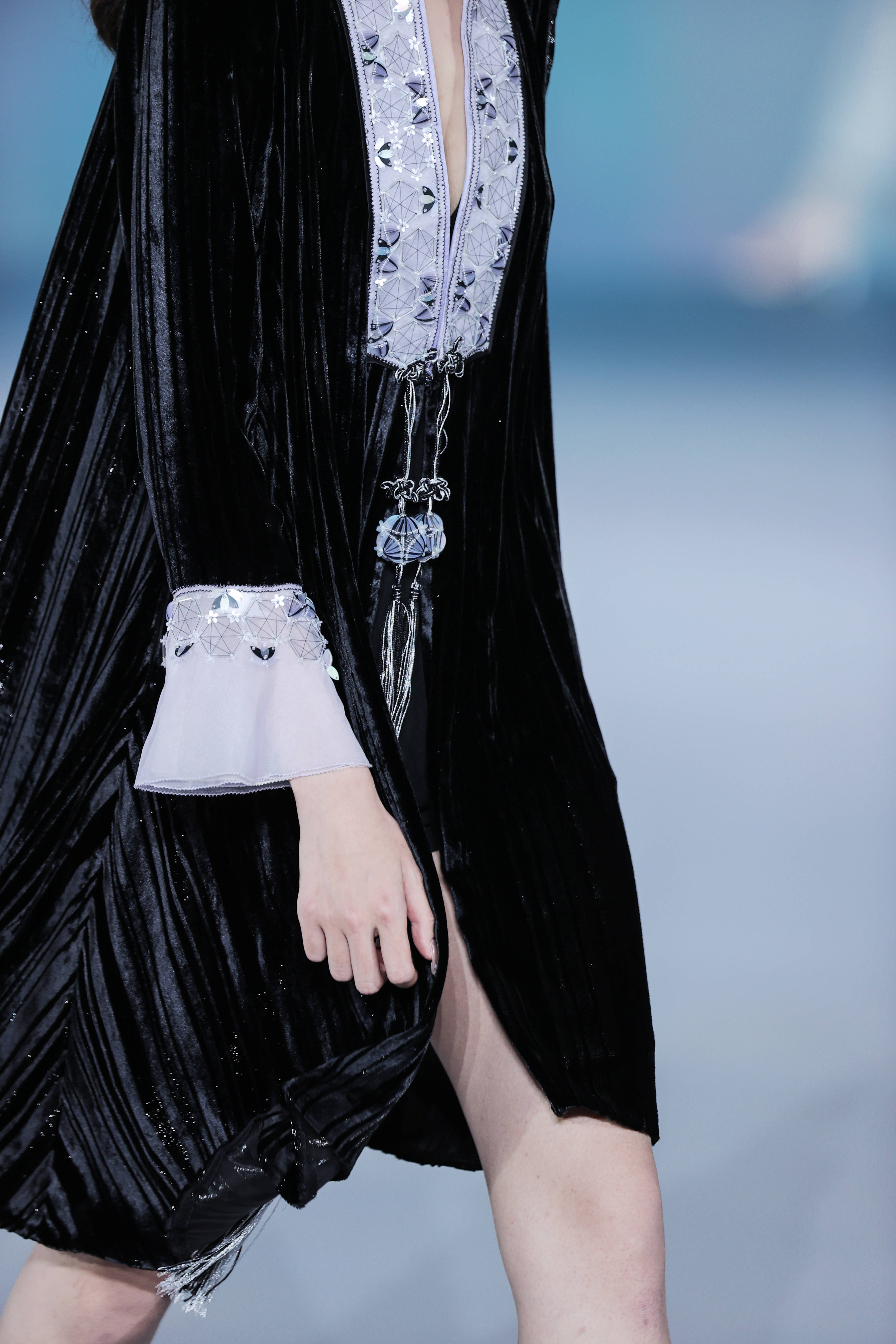 首个特邀常驻品牌grace chen 大秀开启消博会时装周