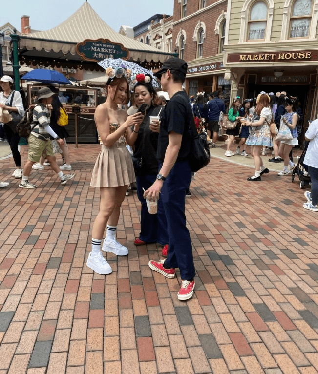 泰国男星马里奥与女友同游迪士尼 相恋多年牵手合影十分甜蜜_照片