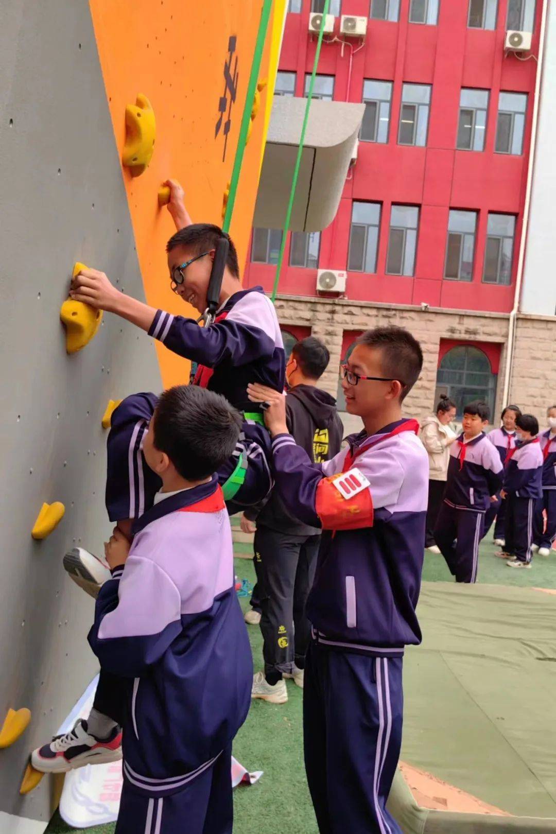 北京市昌平区华成学校校园攀岩课程开课啦!_运动_专业_挑战