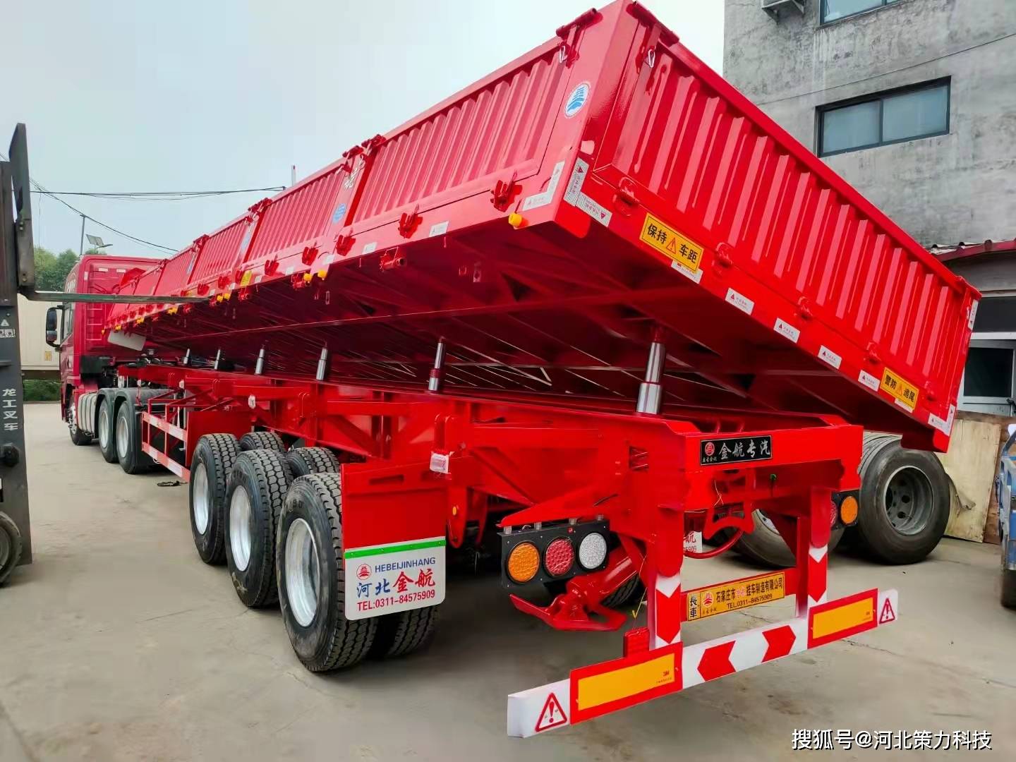 金航13米侧翻自卸半挂车6 1油缸设计的优势_搜狐汽车_搜狐网