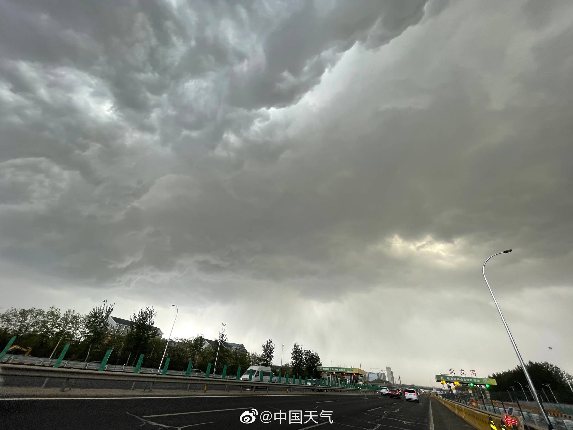 北京冰雹雷电预警齐拉响 雷雨将影响晚高峰 搜狐大视野 搜狐新闻