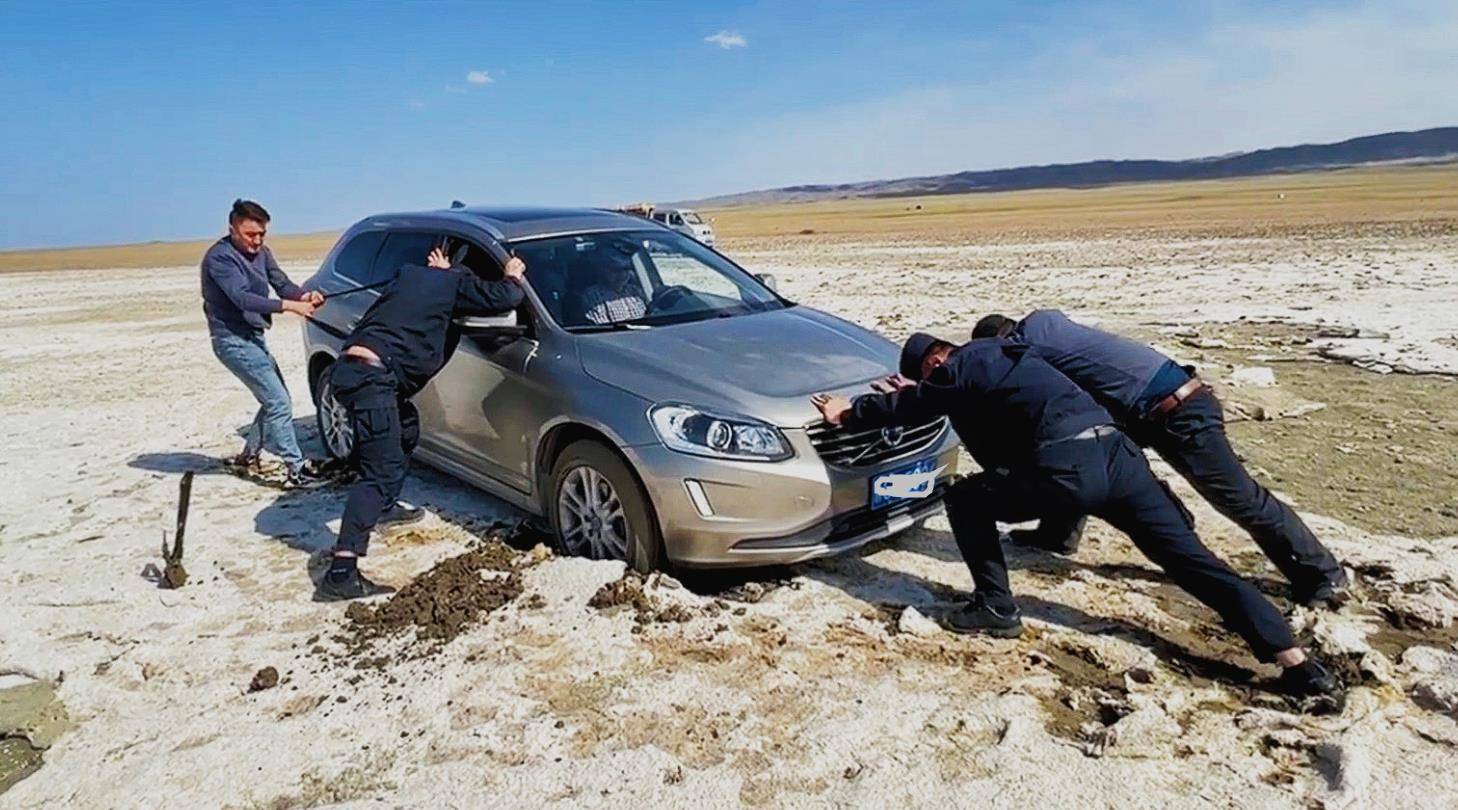 车辆陷入泥沼被困 移民管理警察紧急救援_脱困_沙孜湖_塔城