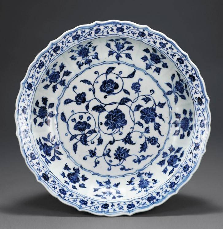 北京翰海拍卖—明永乐 青花缠枝莲花口盘 保利嘉德送拍