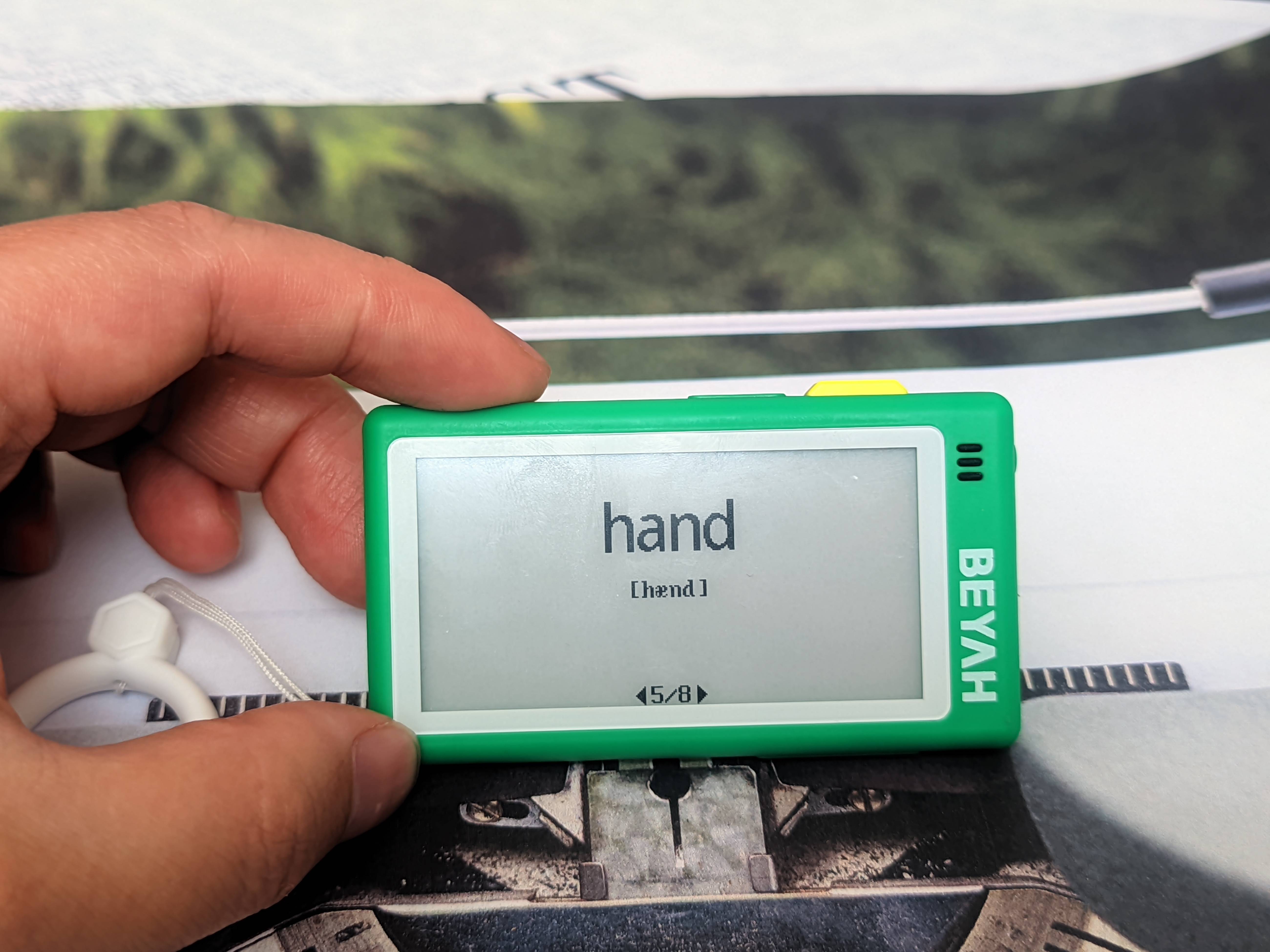 全面屏、资源丰富、外教真人发音、离线可用，孩子背单词就用背呀电子单词卡D1